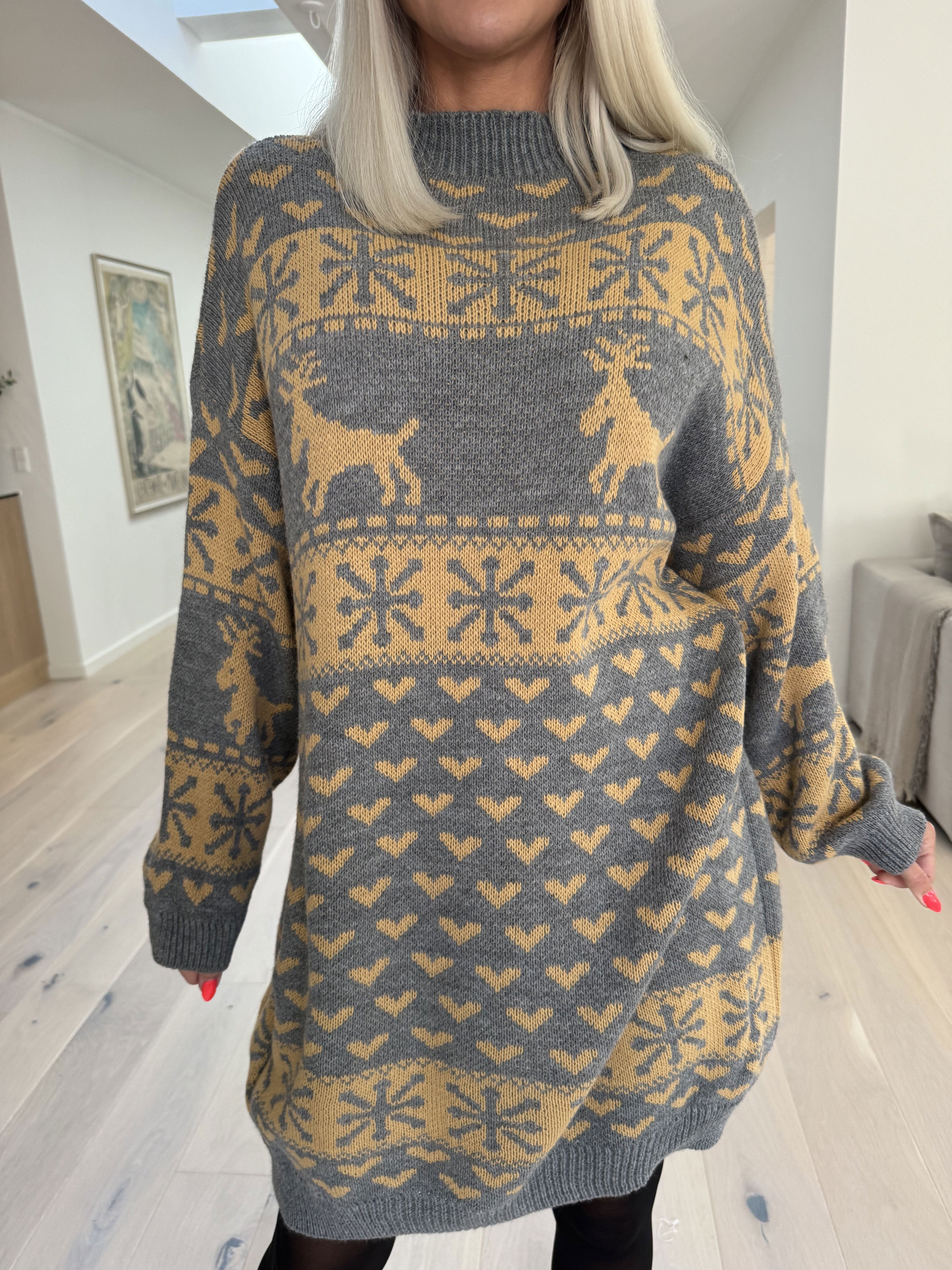 Rudolf - Söt stickad klänning med julmotiv